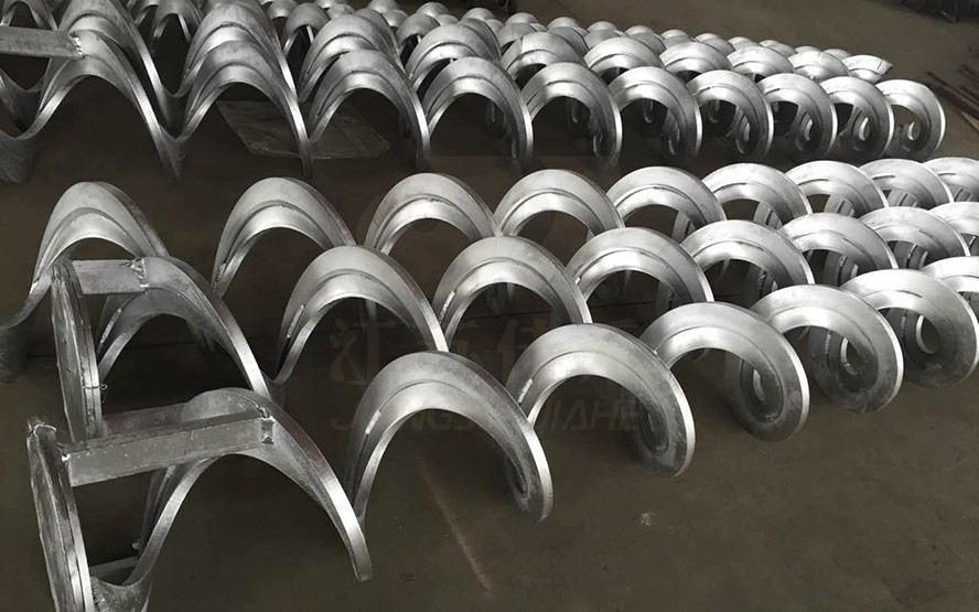 熱纏繞無(wú)軸螺旋體不同材質(zhì)：不銹鋼、錳鋼的適用場(chǎng)景及注意事項(xiàng)